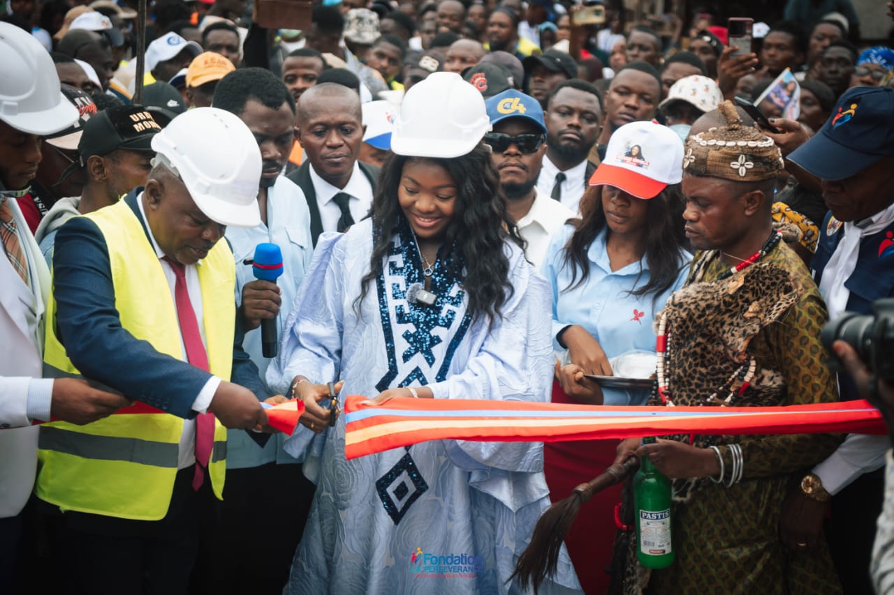 Percy Nzuzi Umba inaugure le pont Bila-Wumba