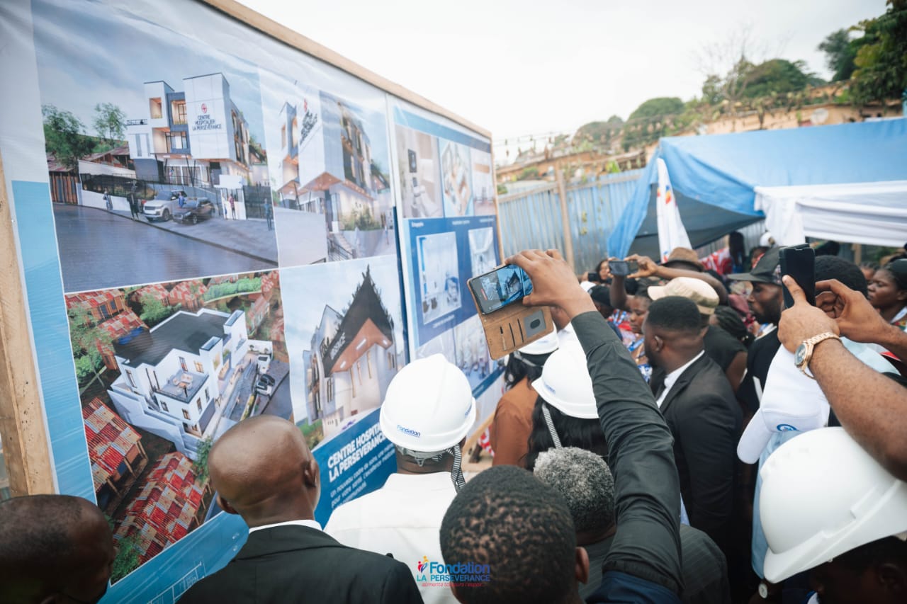 Présentation des plans du centre hospitalier projeté à Minkondo