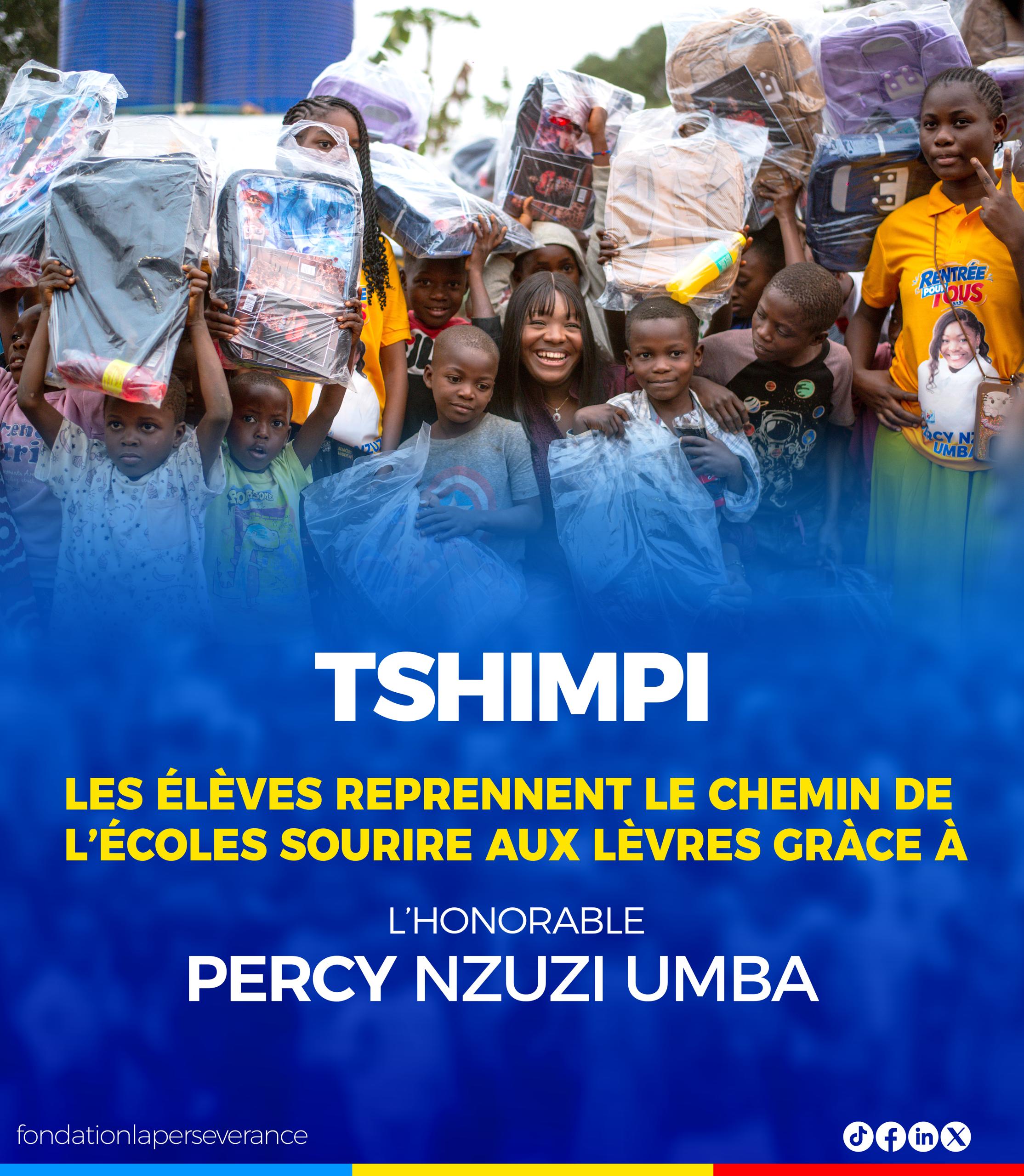 Enfants avec des kits scolaires distribués à Tshimpi
