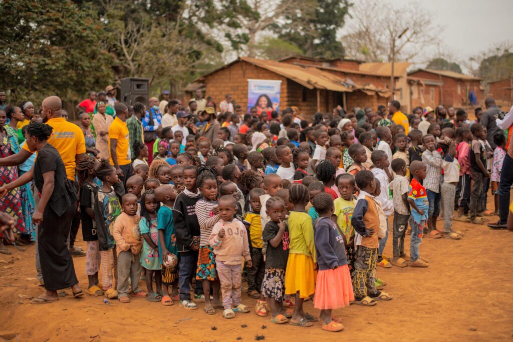 Habitants et enfants réunis à Tshimpi